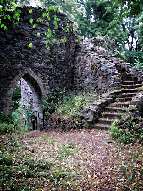 Zamek Grodziec - okoliczne ruiny