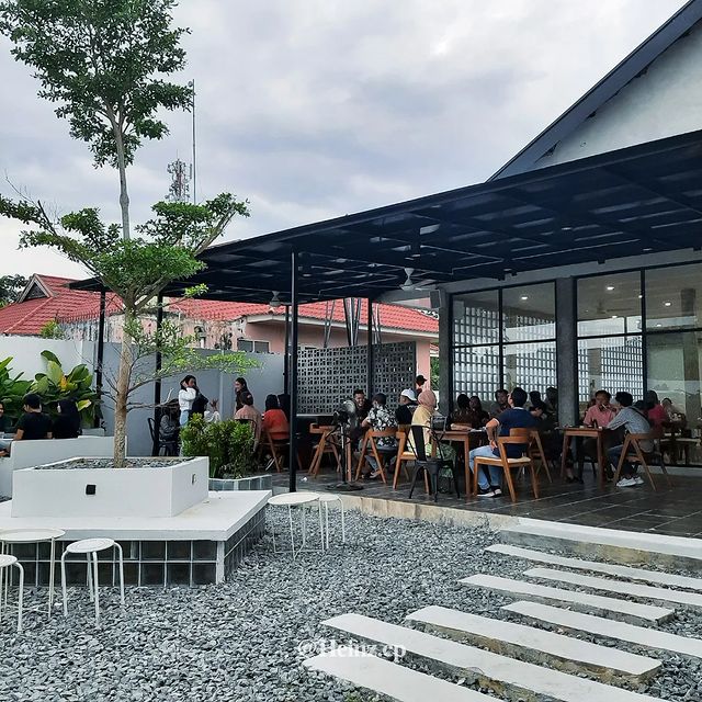 semi outdoor samula coffee pekanbaru