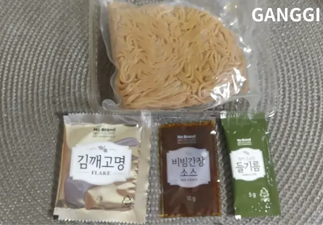 막국수면-김깨고명-비빔간장소스-들기름이-가지런히-놓인-사진