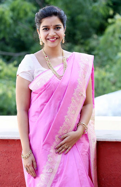 Tollywood actress Swathi Reddy smiling pics in saree