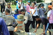 Polisi Bersama Warga Kompak Bantu Pembangunan Gedung Masjid Ponpes Al Furqon di Panaragan Jaya