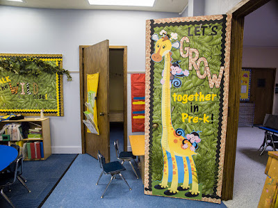 Love this jungle, animal, safari themed classroom!