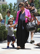 CURRENTLY LOVING . KOURTNEY KARDASHIAN MATERNITY FASHION (kourtney kardashian mason dash disick madagascar )