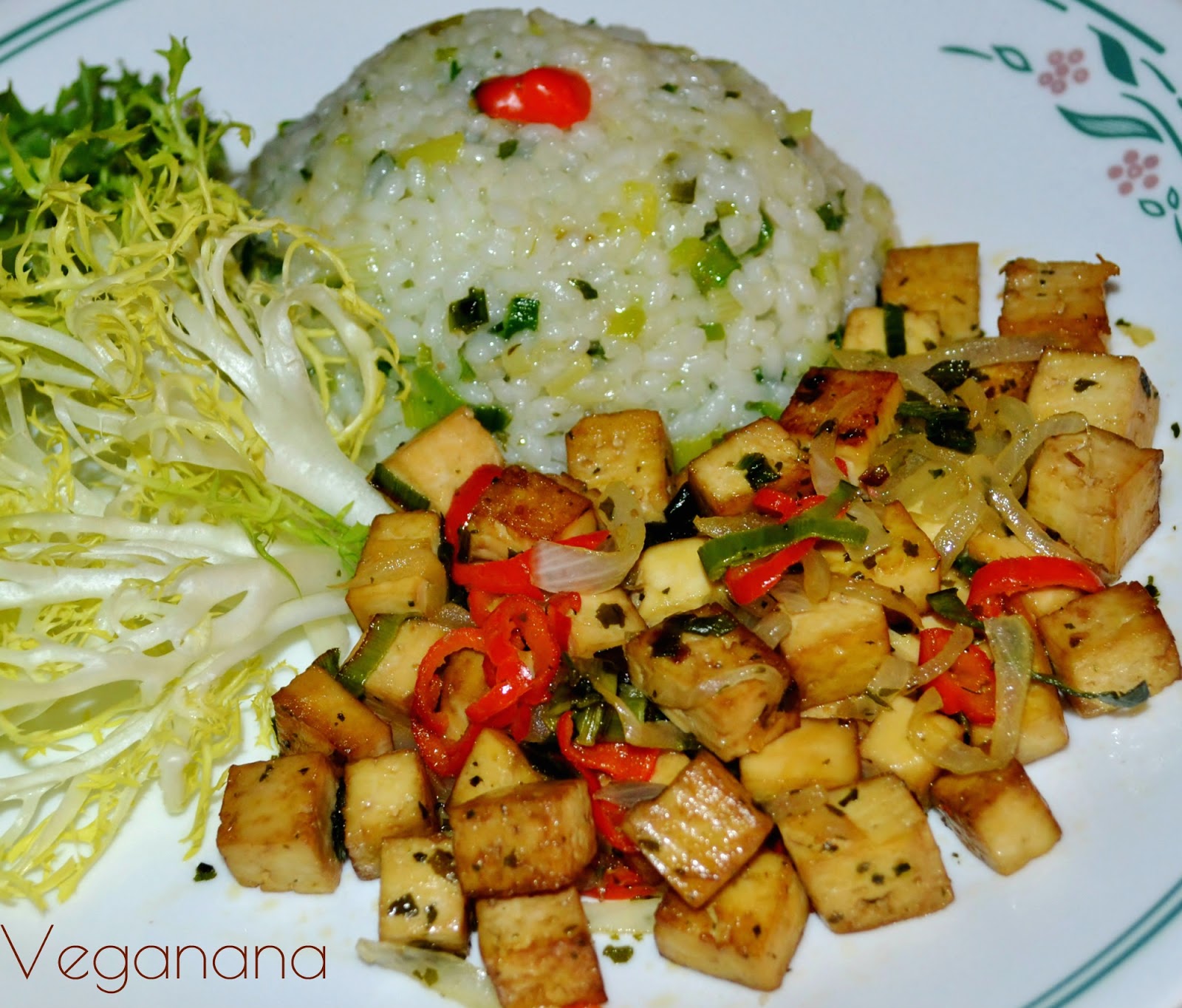 Salada de tofu grelhado com macarrão integral e legumes
