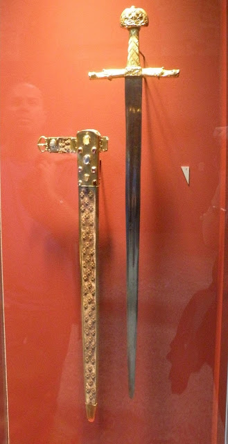 Joyeuse выставлялся с ножнами 13 века в Музее Клюни в 2012 году.
