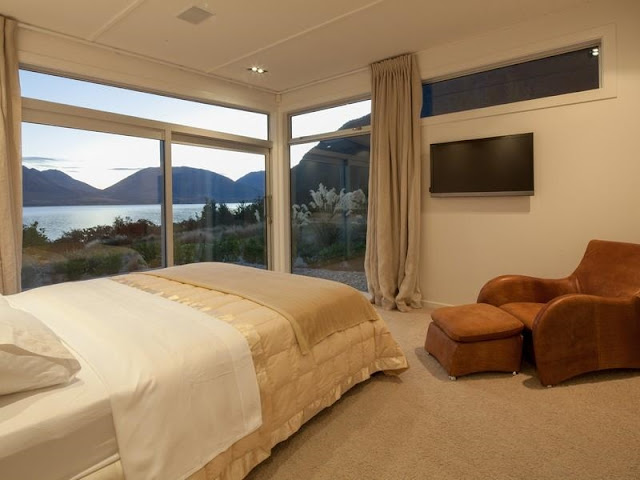 Bedroom with glass wall 