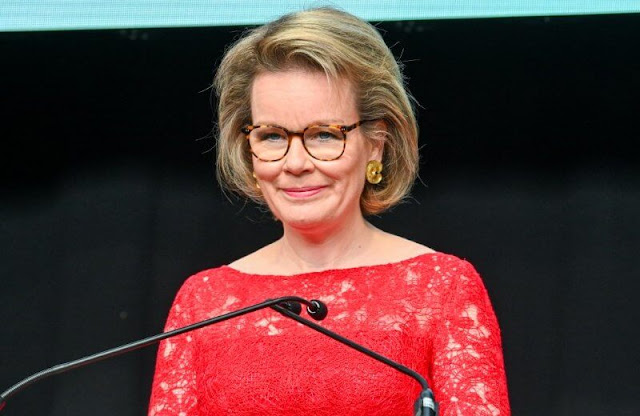 Queen Mathilde wore a red lace dress by Natan Couture. Giorgio Armani clutch. Christine Bekaert Lotus stud gold earrings
