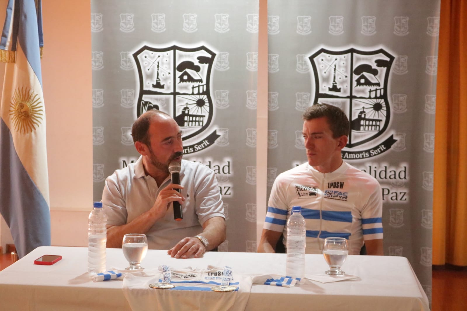 Juan Manuel Alvarez recibió a Sergio Fredes, quien el pasado fin de semana se consagrara Doble Campeón Argentino de Ciclismo de Ruta en Mendoza