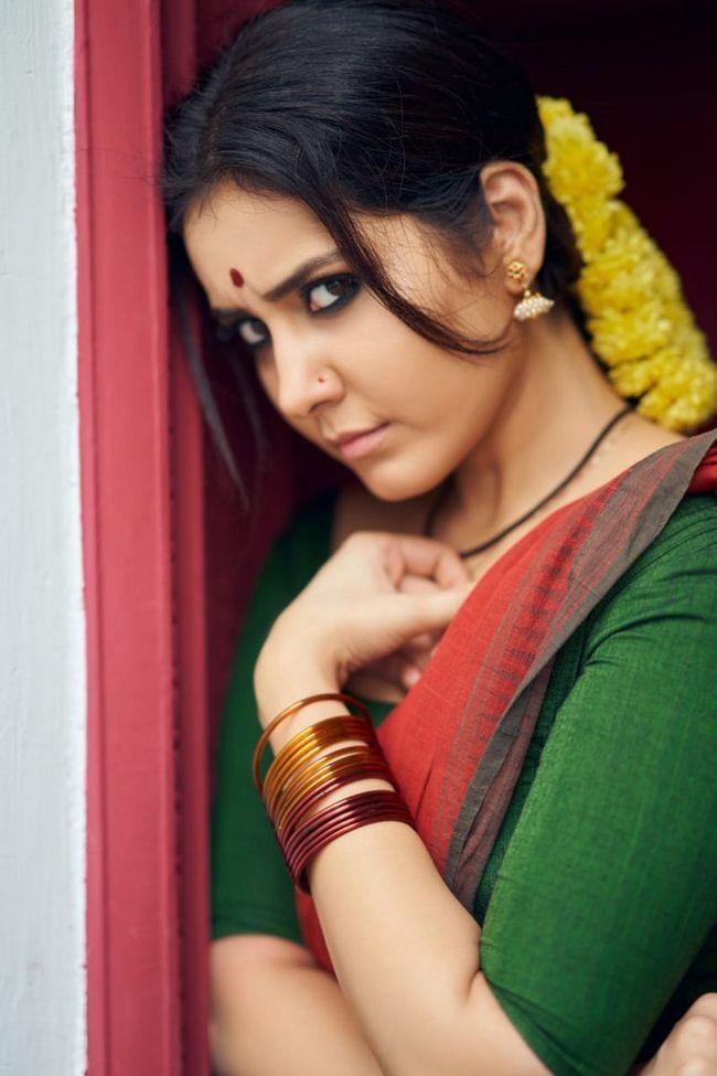 Actors Gallery: Raashi Khanna Looking Like Village Girl Pics