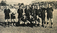 F. C. BARCELONA - Barcelona, España - Temporada 1935-36 - Munlloc, Nogués, Ares, Ventolrá, Balmanya, Escolá, Enrique Fernández y Berkessy; Argemí, Raich y Zabalo - ATHLETIC CLUB DE BILBAO 5 (Iraragorri 2, Gorostiza, Gárate y Bata) F. C. BARCELONA 2 (Enrique Fernández 2) - 05/04/1936 - Liga de 1ª División, jornada 20 - Bilbao, Vizcaya, estadio de San Mamés - El Barcelona se clasificó 5º en la Liga, con el irlandés Patrick O'Connell de entrenador