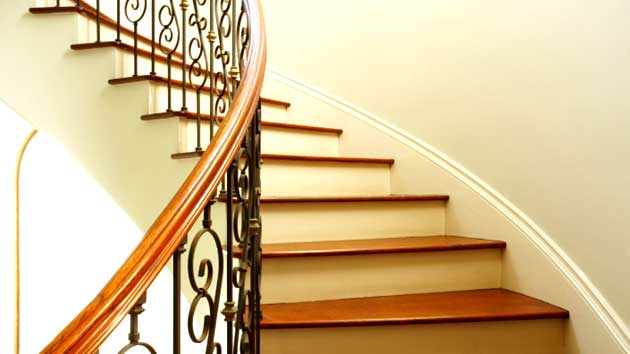 अगर आपके घर की सीढ़ियां हैं ऐसी, तो झेलनी पड़ सकती है आर्थिक तंगी