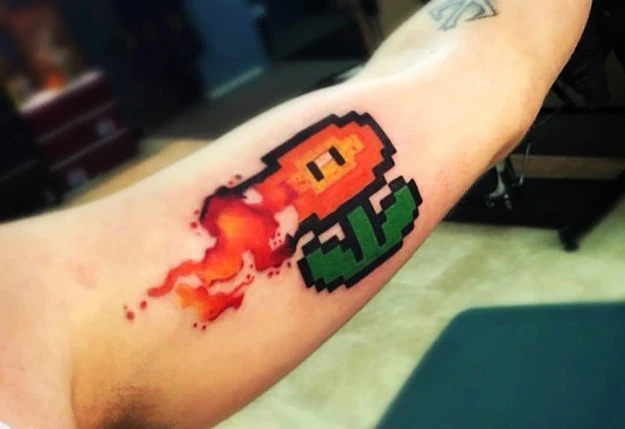 tatuaje de una flor de videojuego de los 90