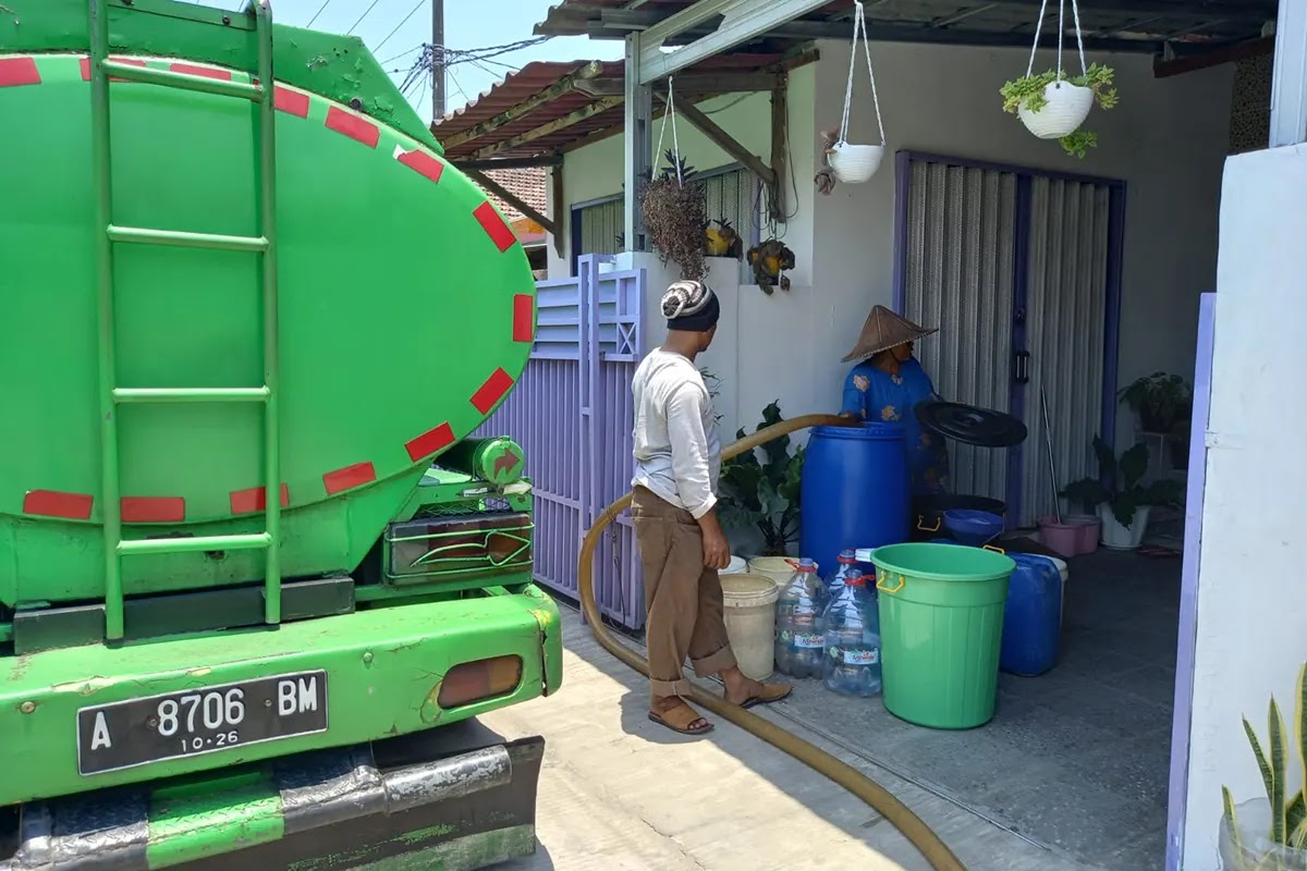 PGRI Curug Salurkan Bantuan Air Bersih ke Warga Terdampak Kekeringan di Kampung Sedayu