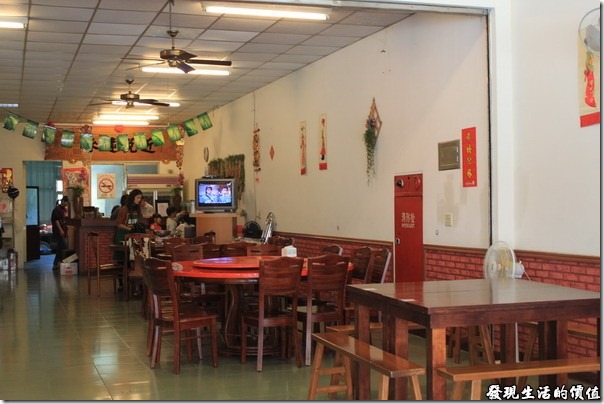 寶來-山之戀風味餐廳。店家的內部景緻。