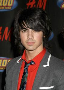 JOE JONAS MEDIUM LAYERED HAIR