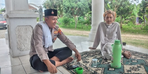 Setelah Shalat Jumat Kapolsek Kopo Polres Serang Sowan Sesepuh Desa Nanggung