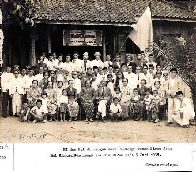 Ki dan Nyi Hajar Dewantara di tengah keluarga Taman Siswa Pangkalpinang yang didirikan pada 5 Juni 1935