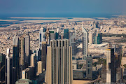 View of Dubai's ports, Dubai Creek, Dubai Airport and Sharjah from the . (zdanie )