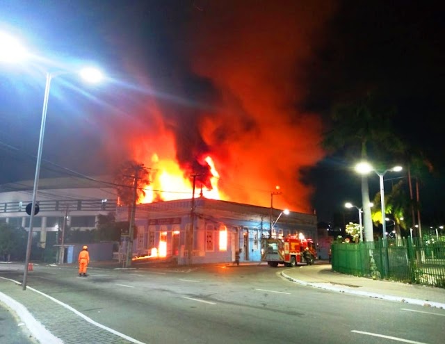 Incêndio atinge casarão comercial no Centro de Fortaleza