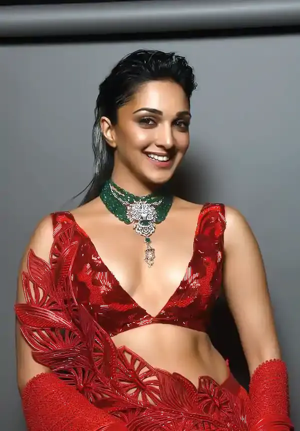 kiara advani cleavage red saree deep neckline blouse