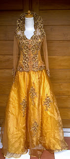 kebaya semi gaun gold