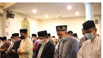 Yana melaksanakan Tarawih berjamaah bersama masyarakat di Masjid Miftahul Khoer