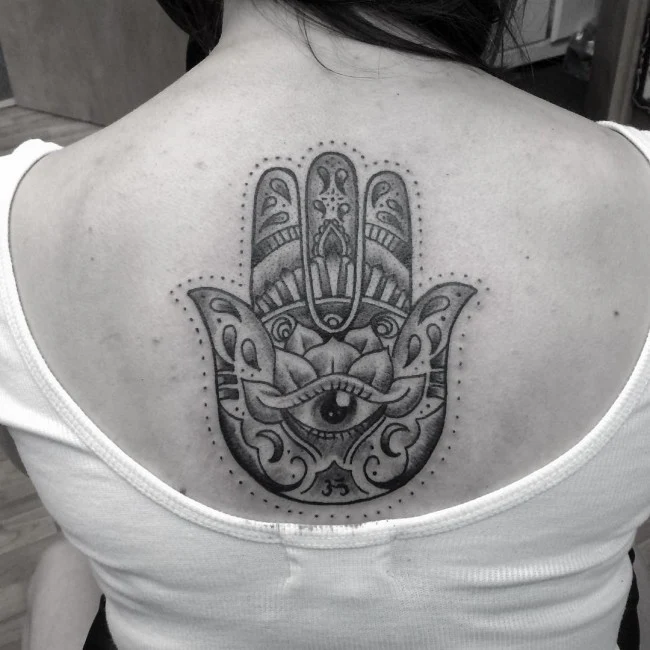 tatuajes hamsa para mujeres