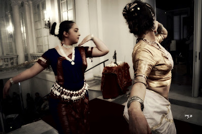 Museo Nazionale d'Arte Orientale "Giuseppe Tucci"  Marialuisa Sales e Grazia Gentili  Performance "Nritta Sandhya"  Danza Bharatanatyam e Odissi evento promosso da: Vidyā – Arti e Culture dell’Asia  e Associazione Culturale Orchestés nell'ambito di MNAO IN FESTA: IL MUSEO RESTA Domenica 26 ottobre 2014, ore 12.30 Manifestazione in favore della permanenza Museo Nazionale d’Arte Orientale nella sua sede storica.  Nel corso dell'assemblea pubblica aperta a tutti sono previsti interventi delle scuole e delle associazioni. 10.30 - Illustrazione dei lavori degli alunni dell'I.C. Manin realizzati con il Servizio Didattico del MNAO 12.30 - Performance di danza classica dell'India "Nritta Sandhya" a cura di Grazia Gentili e Marialuisa Sales. Lo spettacolo prevede l'esecuzione di brani tradizionali in stile Odissi e Bharatanatyam. Evento promosso da Vidyā – Arti e Culture dell’Asia e Ass. Cult. Orchéstes. Foto: Merionj Barbieri, 2014