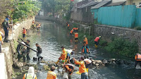 Sub 5-22 Bersihkan Sampah di Sungai Cicadas 