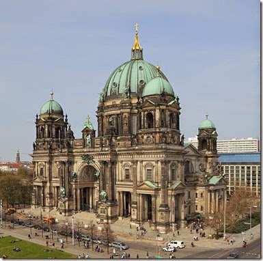 605px-View_from_Humboldtbox_-_Berlin_Cathedral