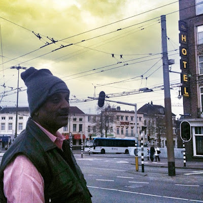 Man bij busstation Arnhem