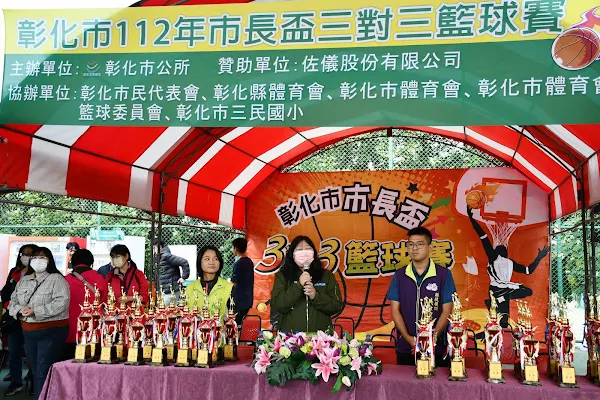 ▲代表林世賢市長的彰化市公所民政課長黃靜宜（中）主持三對三籃球賽開幕並致詞。（彰化市公所提供）