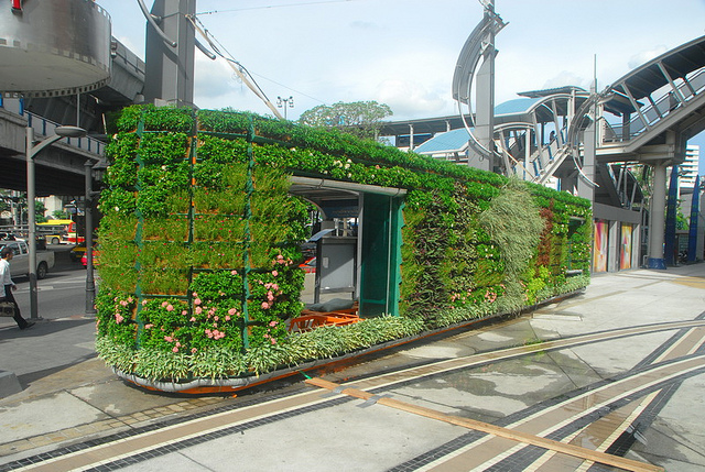Shopping na Tailândia cria uma linda parede verde na fachada