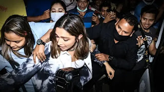 Deepika-padukone-mobbed-by-fan-while-she-came-out-of-a-restauran-video-goes-viral