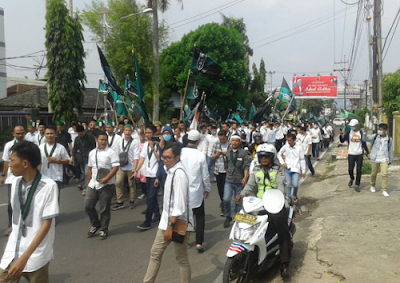 Aksi Peduli Rohingya Padati Tugu Adipura