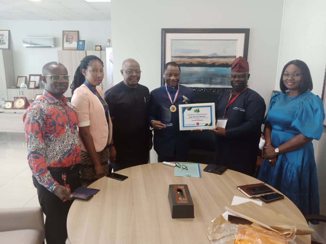 ENGR, IFEOLYWA , THE DIRECTOR, NETWORK DIRECTORATE AT NDPHC RECEIVES LIVING HERO OF LEADERSHIP AND DISTINGUISHED NOBLE AWARD