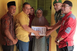 Bupati Lingga Menyerahkan Bantuan Sembako kepada Keluarga Almarhum Veteran dan Penderita Stroke Ringan 