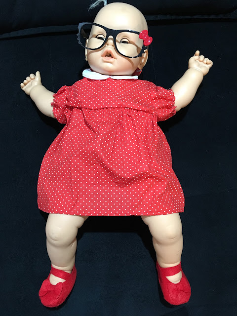 Meu Bebê restaurada, com vestidinho vermelho retrô e óculos de gatinha