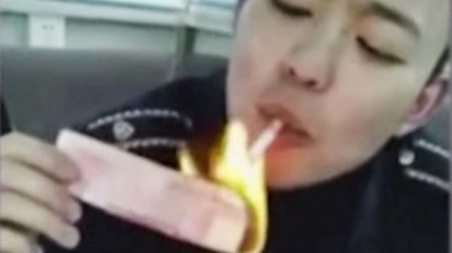 Pemuda Ini Ditangkap Polisi Karena Bakar Uang Kertas untuk Nyalakan Rokok