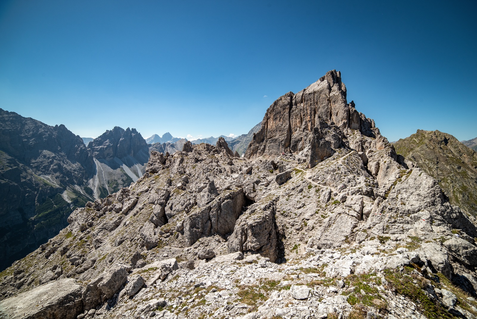 Szlak i widok na alpejski szczyt Elfer Seven Summits