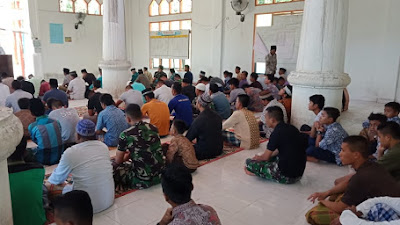 Anggota Satgas TMMD/N Ke-103 Laksanakan Sholat Jum'at Di Mesjid Baitul Huda