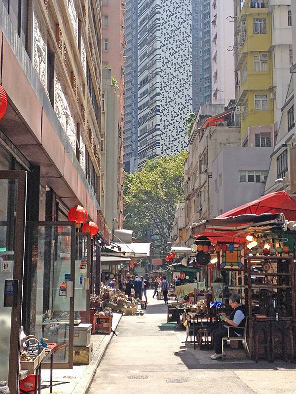 Antique shops along Upper Lascar Row, Hong Kong. © Christine x yotsub4 2017. All rights reserved.