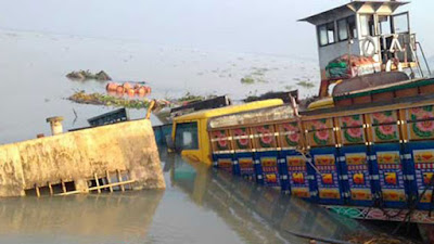 ফেরিতে জাহাজের ধাক্কা, বাস-ট্রাক নদীতে