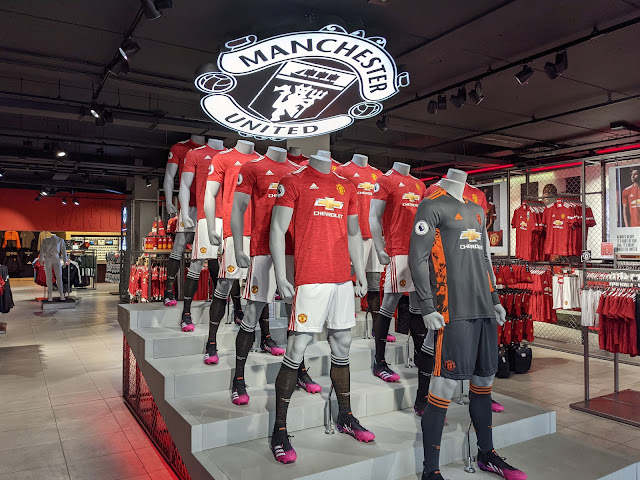 Headless dummies with red Manchester United Strip on shop
