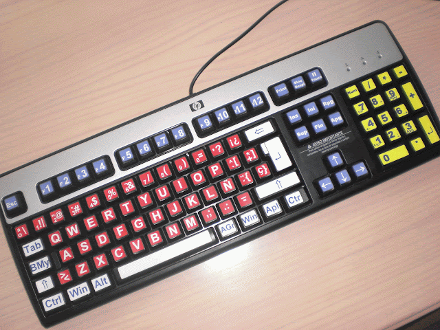 Foto de un teclado adaptado con las pegatinas de color ampliadas