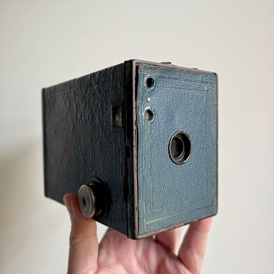No. 2 Brownie camera model F blue, voorkant