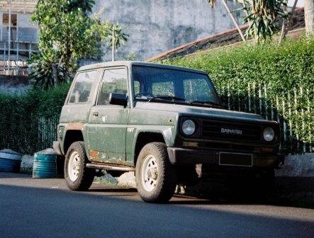 Parkir mobil sembarangan di depan rumah tetangga, bisa dihukum?