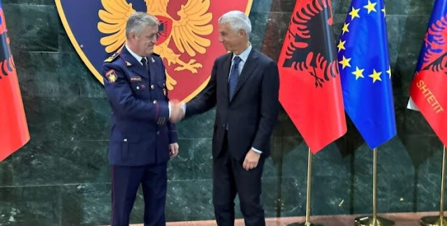 Vittorio Rizzi da destra e Muhamet Rrumbullaku si stringono la mano nella sede della Direzione della Polizia a Tirana