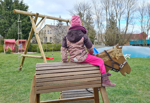 Hühner, Ponys und Stockbrot-Momente: Unser Bauernhof-Urlaub auf Fehmarn. Die Holzpferde auf dem Spielplatz fanden unsere Kinder super!