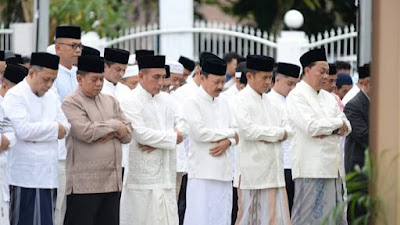 Pj Gubsu dan Mantan Gubsu Shalat Idulfitri di Rumah Dinas 